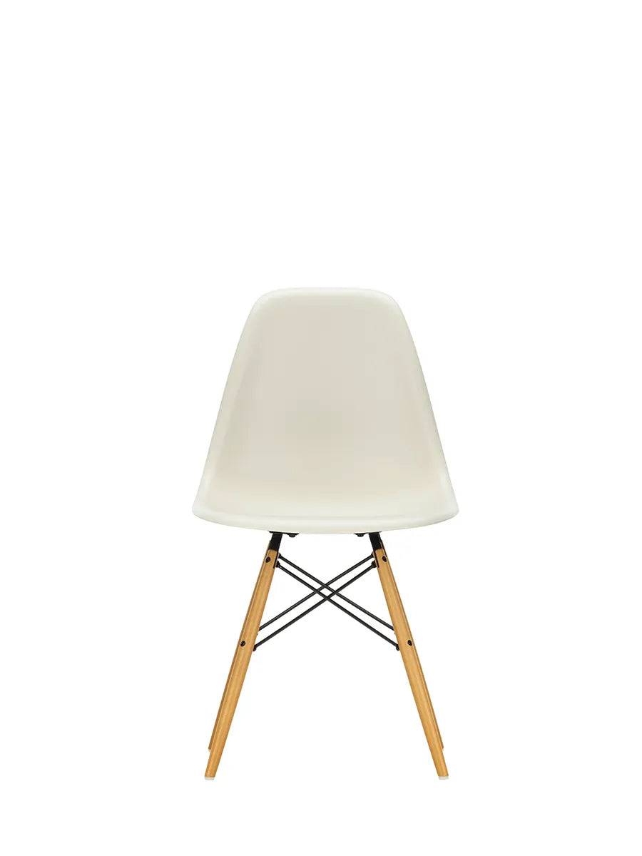 Eames Plastic Side Chair DSW, ahorntræ fra Vitra Pebble - Jacobsen Plus