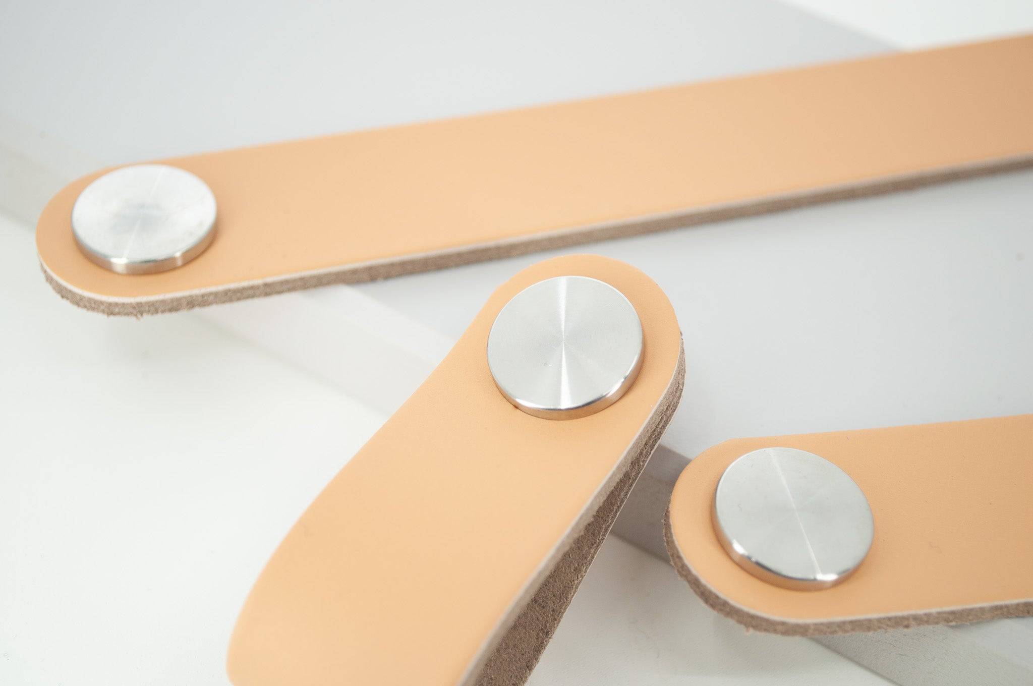 Läderhandtag, Metall "Cohiba, Beige" – Knopp, 96mm, 128mm – Nuppi - Ljusbeige med stilren metallknapp