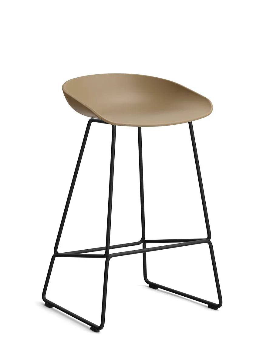 About a Stool AAS38 fra Hay Lav - B 47 x D 45 x H 65-76 cm / Clay / Sort pulverlakeret stål - Jacobsen Plus