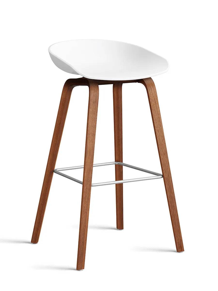 About a Stool AAS32 fra Hay Høj - B 50 x D 46 x H 74-85 cm / Hvid / Lakeret valnød - Jacobsen Plus