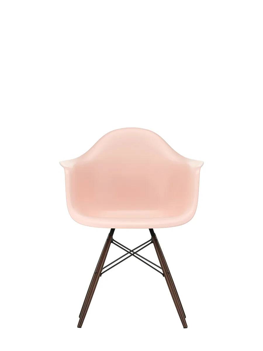 Eames Plastic Armchair DAW, mørkbejdset ahorntræ fra Vitra Pale Rose - Jacobsen Plus