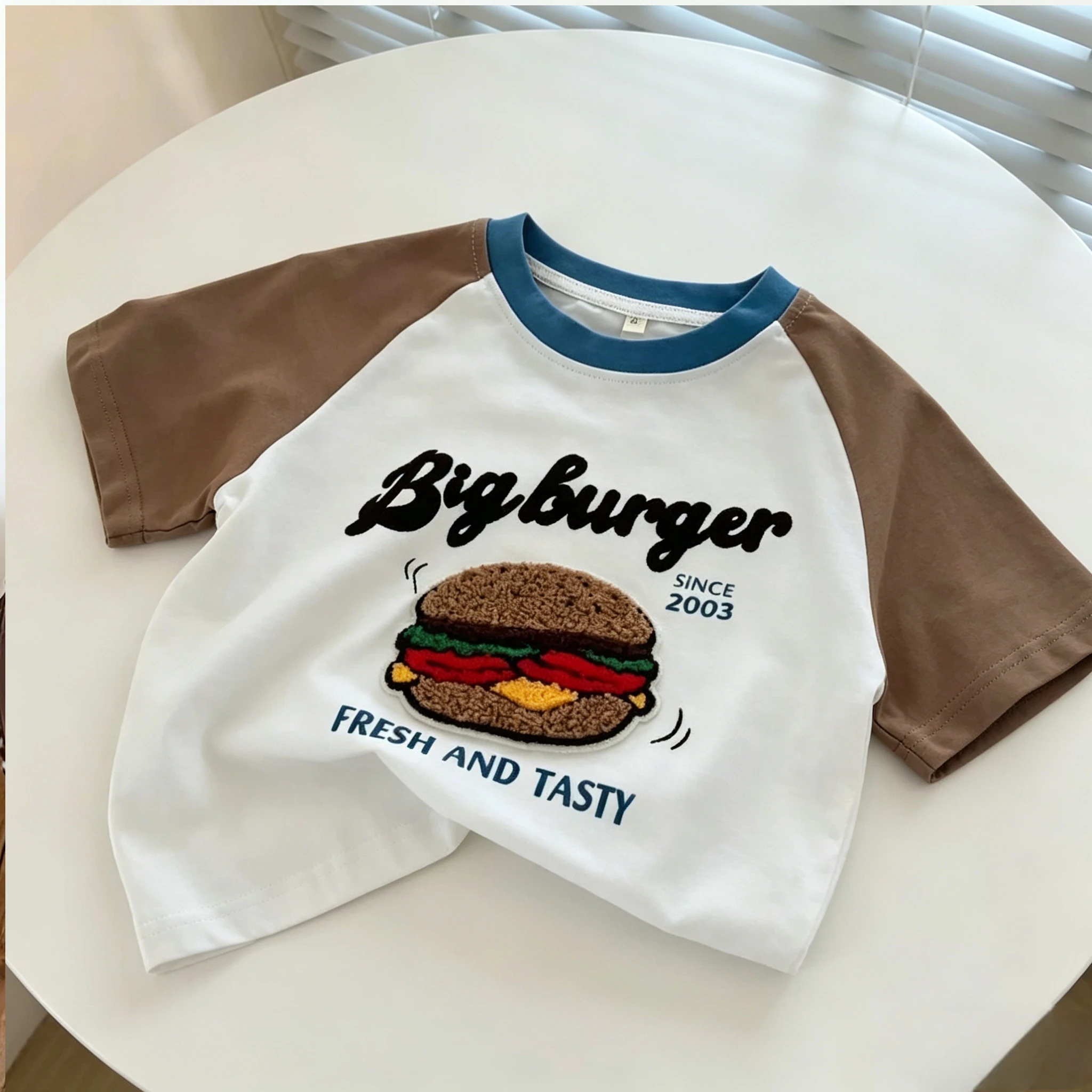 StreetBoy – Coolt & bekvämt – Barn-T-shirt med raglanärmar och tryck Big Burger / 130 (6–7 år) | Pedagogiska Träleksaker