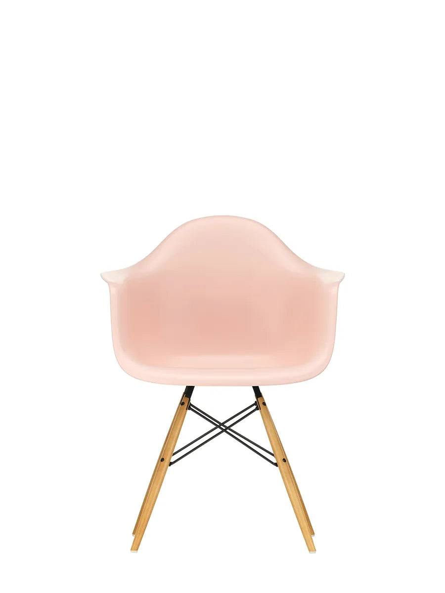 Eames Plastic Armchair DAW, ahorntræ fra Vitra Pale Rose - Jacobsen Plus