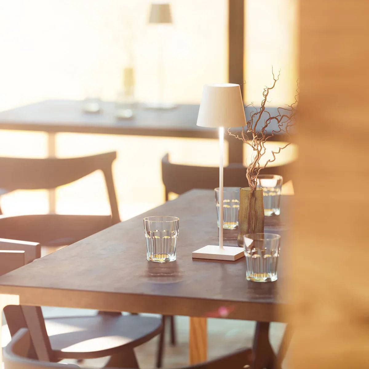 LumiLuxe - Elegant Bordslampa med Trådlös Laddningsfunktion - Matt Vit