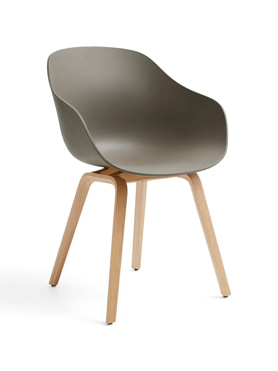 About a Chair AAC 222 fra Hay Khaki / Lakeret eg - Jacobsen Plus