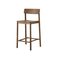Betty TK13 Counter barstol fra &Tradition Røget Eg - Jacobsen Plus