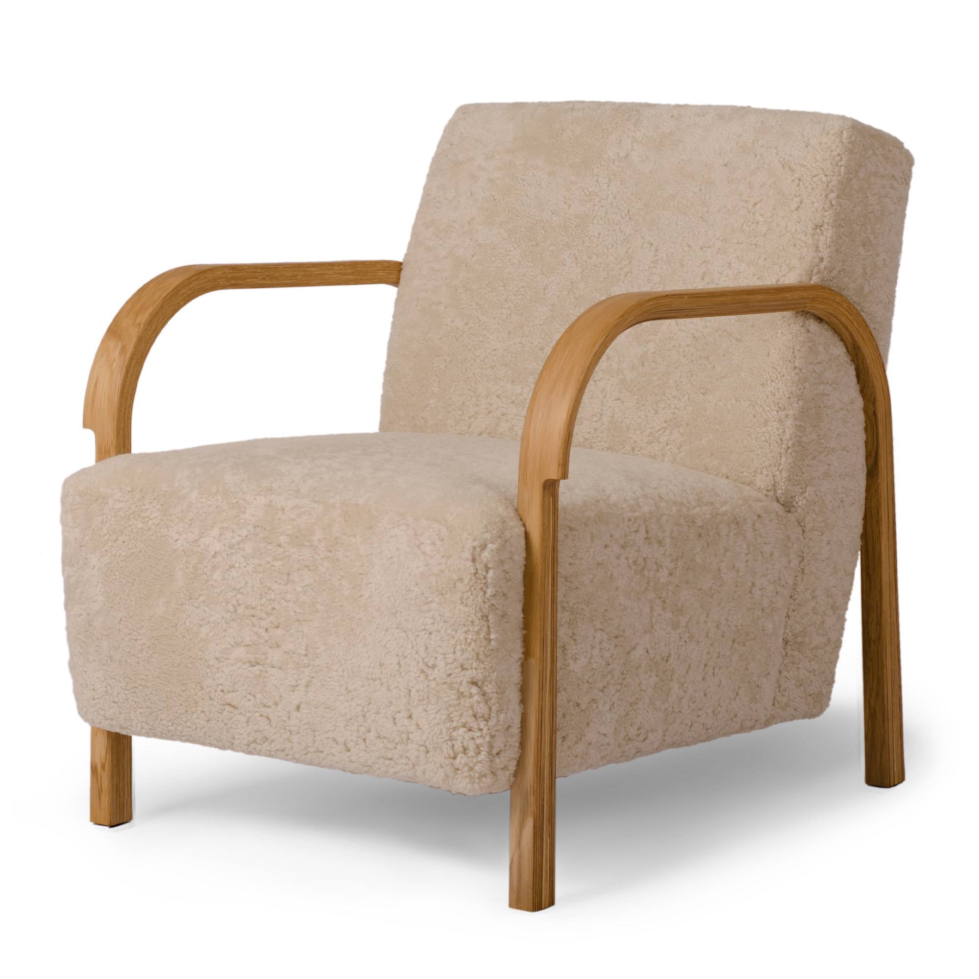 Mazo - Arch Lounge Chair Sheepskin Moonlight - Fåtöljer - Magnus Stephensen - Trä/Textilmaterial