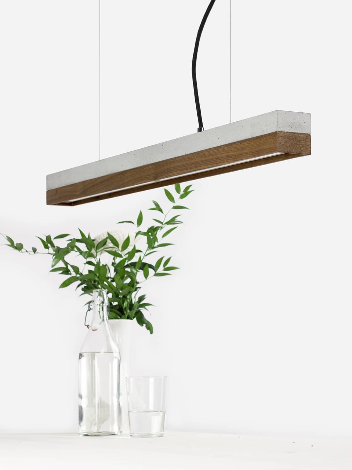 Langbordspendel i beton og valnød Lys beton W92cm x H7cm x D7cm Varm hvid (2700K)