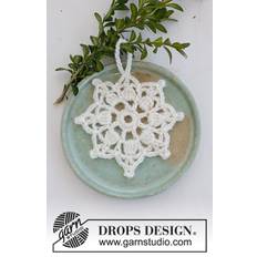 0-1517 Sparkling Snow by DROPS Design DOWNLOAD OPSKRIFTEN HER Hæklet stjerne julepynt i DROPS Muskat. Tema: Jul. Pinde og tilbehør lægges i kurven separat. Se alle opskrifter fra DROPS her. .