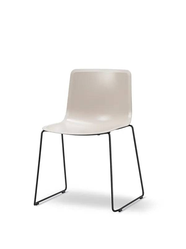 Pato Stol, medestel fra Fredericia Furniture Sand / Sort - Jacobsen Plus