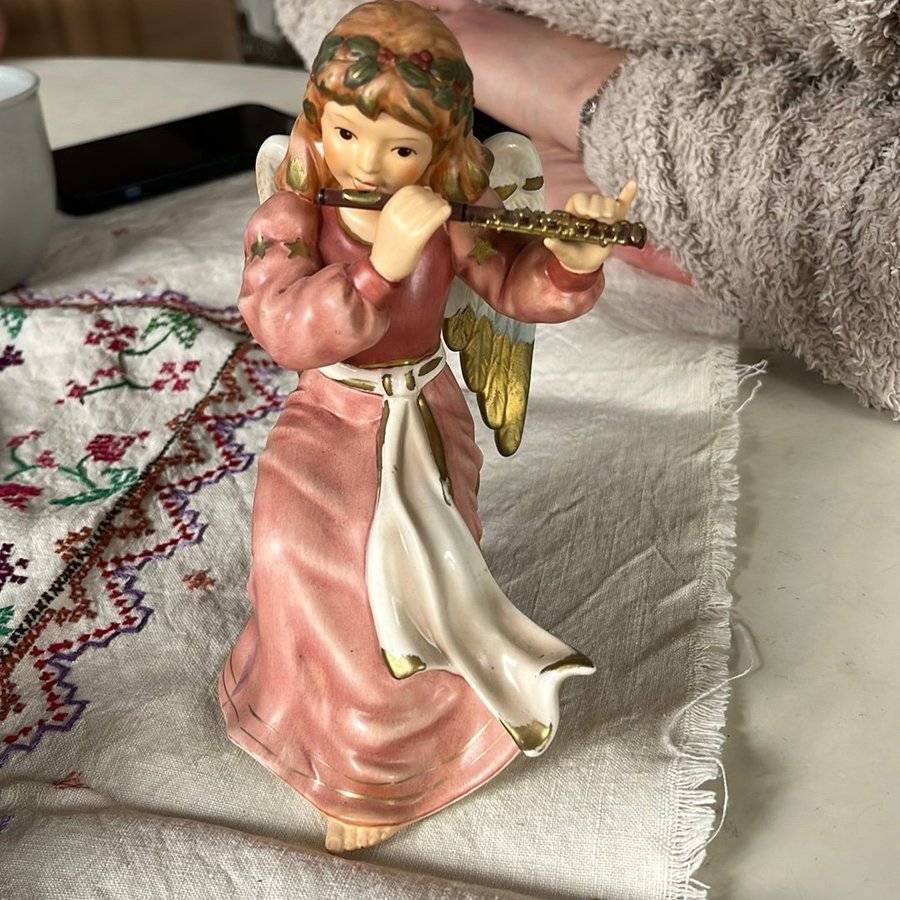 Goebel ängel med flöjt, porslinsfigur