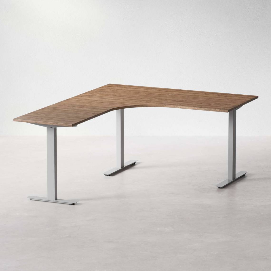 Fast hjørne skrivebord, Størrelse 160 x 200 cm, Bordplade Valnød, Stativ Sølv.
