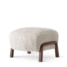 Andtradition Wulff fotpall ATD3 Oiled Walnut/Sheepskin Moonlight