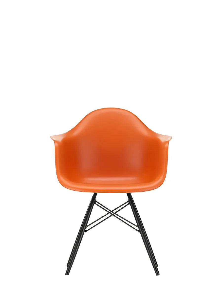 Eames Plastic Armchair DAW, sortlakeret ahorntræ fra Vitra Rusty Orange - Jacobsen Plus