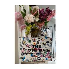 THE MEDIUM TOTE