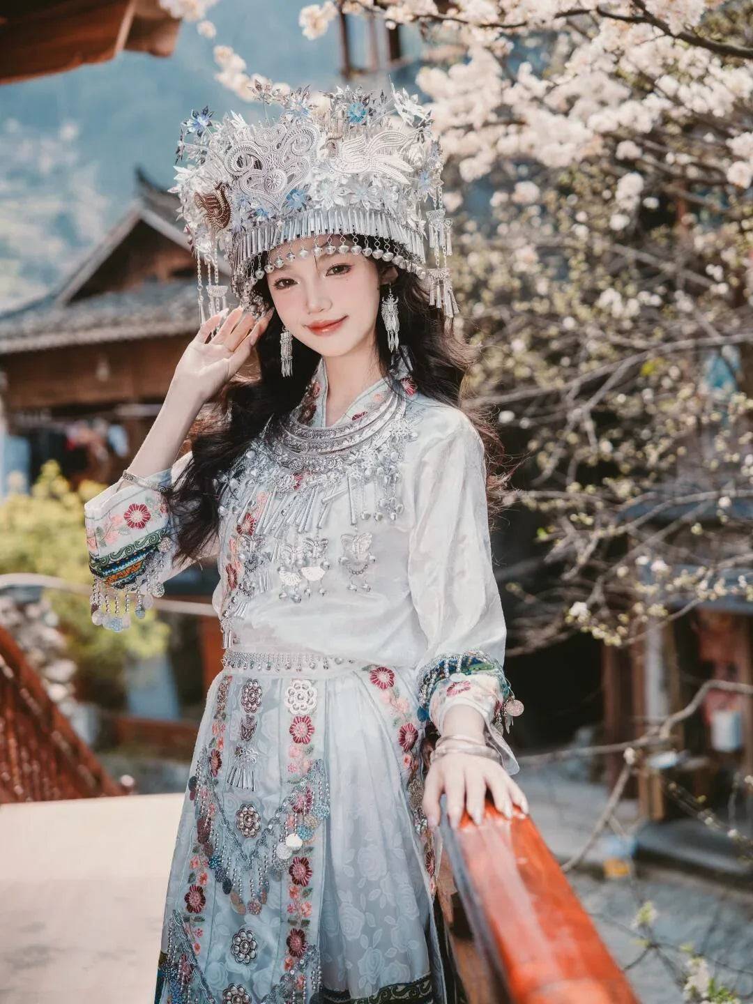 White Miao Ethnic Dress – Traditional Minority Costume Set for Women's Photoshoots & Stage Performances - collar / XL