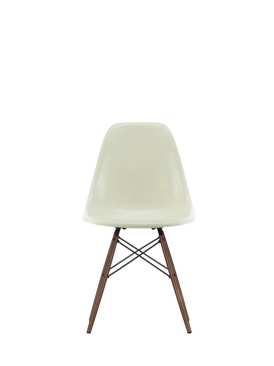 Eames Fiberglass Chair DSW, mørkbejdset ahorn fra Vitra Eames Parchment - Jacobsen Plus