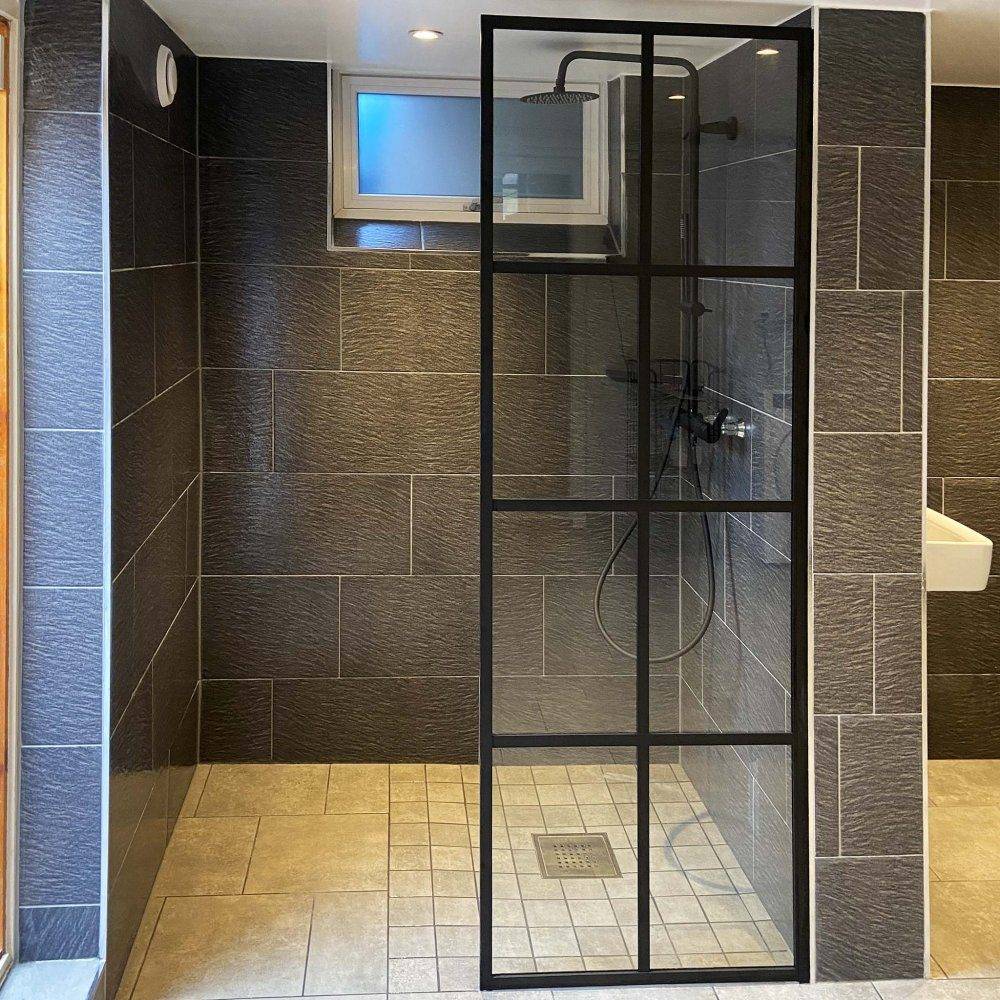 Duschvägg svart spröjs 70x200cm | 6mm säkerhetsglas | Industridesign | Duschvägg med svarta profiler. Storlek: 70 x 200 cm.