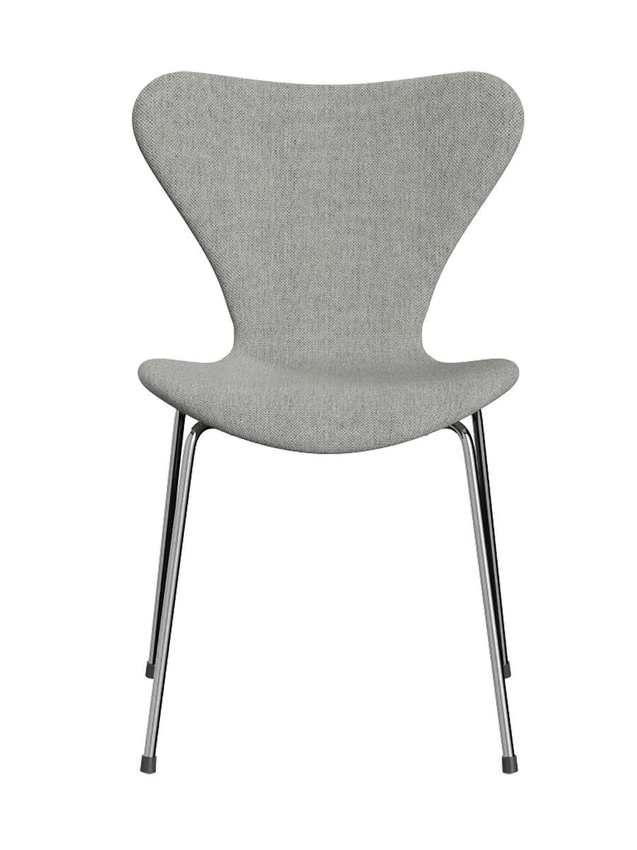 3107 Serie 7, fuldpolstret af Arne Jacobsen Hallingdal / 110 Hvid-grå - Jacobsen Plus