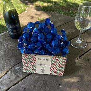 Gavepakke med Cocoture TILLYKKE chokolade med blå tema