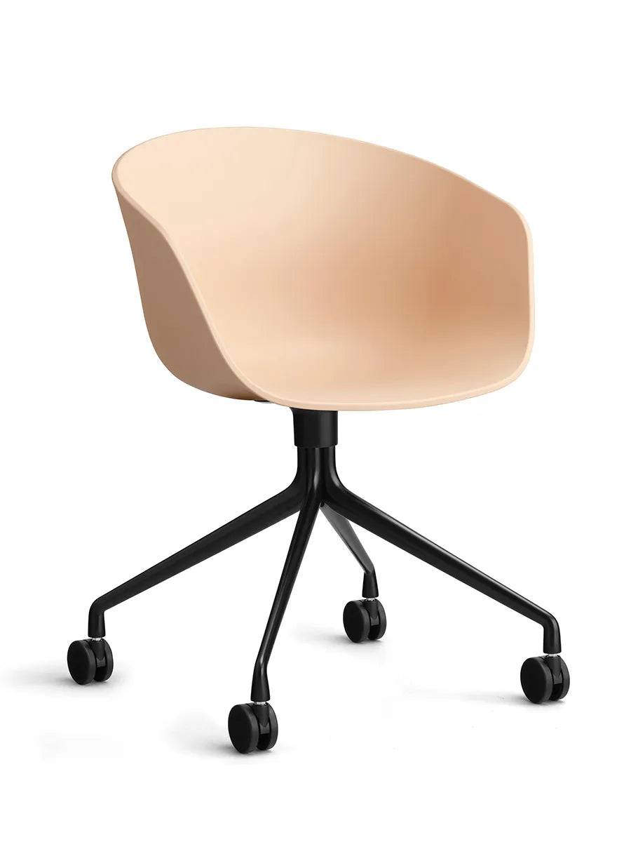 About a Chair AAC24 fra Hay Pale Peach / Sort pulverlakeret aluminum - Jacobsen Plus