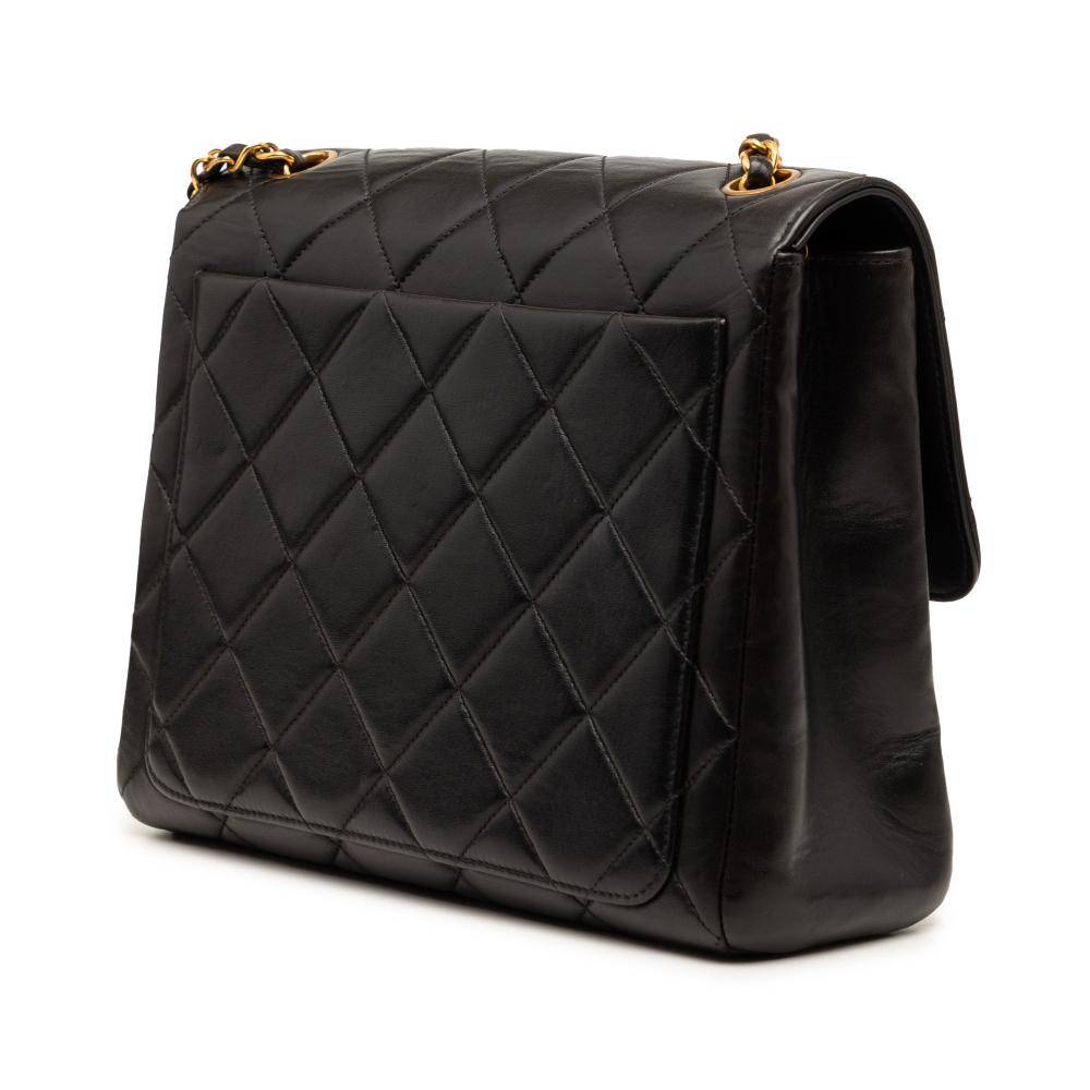 Chanel Vintage Chanel Flap Bag L 19cm x W 23cm x D 8cm - Chanel Vintage hos Magasin.