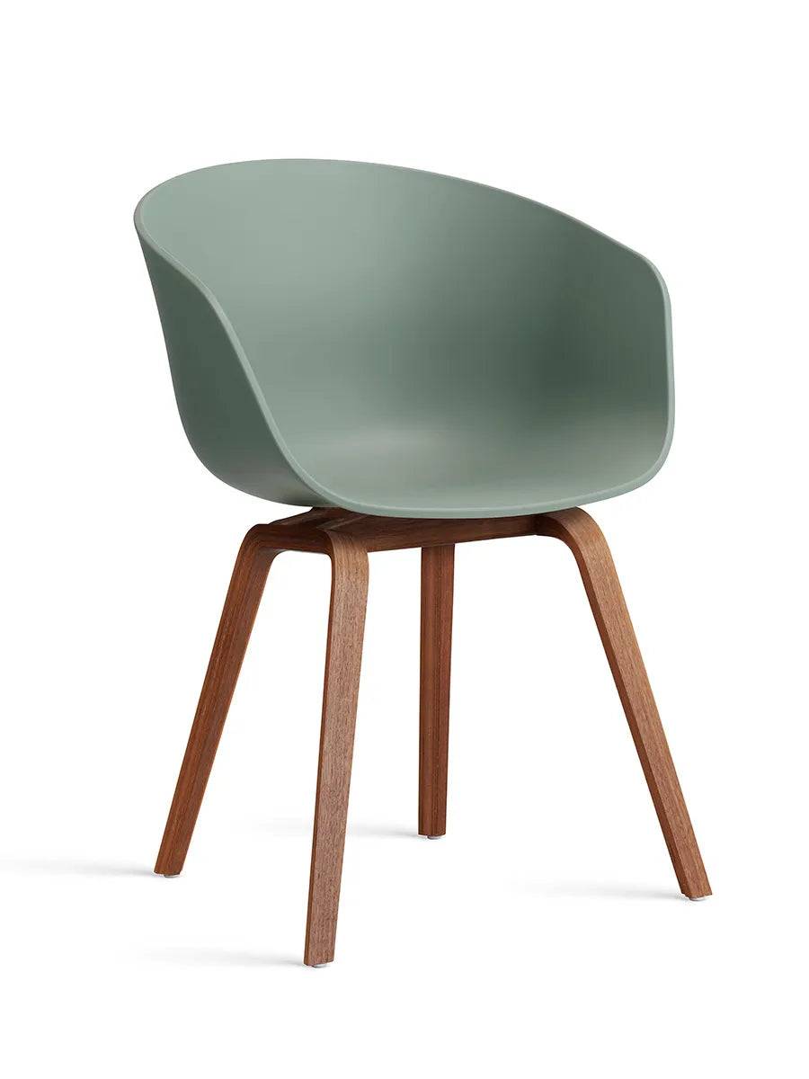 About a Chair AAC22 fra Hay Fall Green / Lakeret valnød - Jacobsen Plus