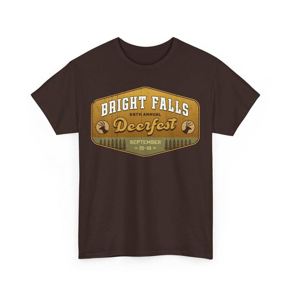 Deerfest Bright Falls Emblem Unisex T-shirt. Alan Wake 2 TV-spel. Överlevnad. cm brown