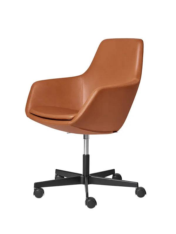 Lille Giraf Kontorstol af Arne Jacobsen Grace læder, valnød / Sort pulverlakering - Jacobsen Plus