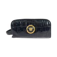 Versace Pre-owned, Pre-owned, unisex, ONE Size, Läder, Förägt Texturerad Läder Kosmetisk Väska med Medusa Emblem Dragkedja Stängning