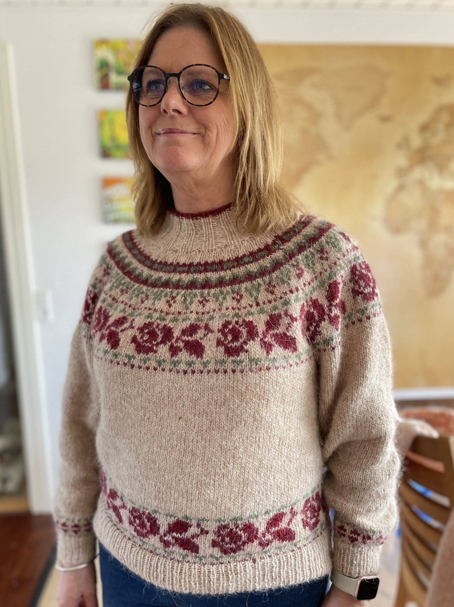 Strikkekit Sweater med rosenbort S/M | Ístex Léttlopi Garn + Opskrift