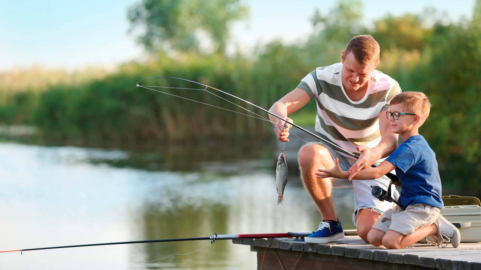 Billede af mand og dreng, der fanger sin første fisk