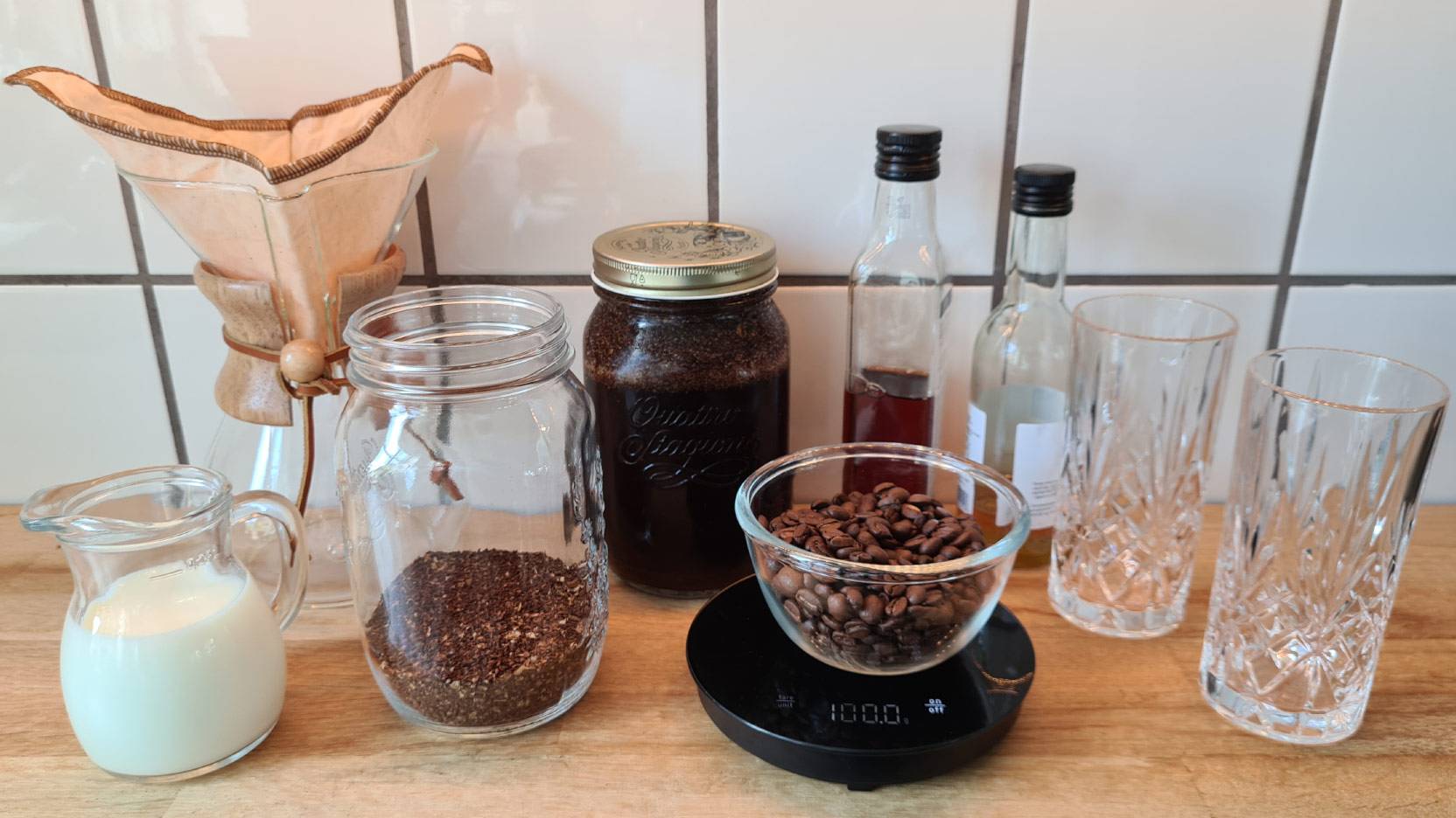 Billede af det du skal bruge for at lave koldbrygget kaffe - Cold Brew