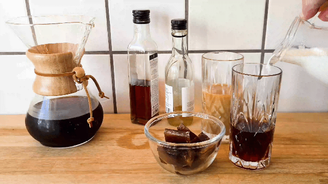 GIF af Cold Brew - koldbrygget kaffe med mælk