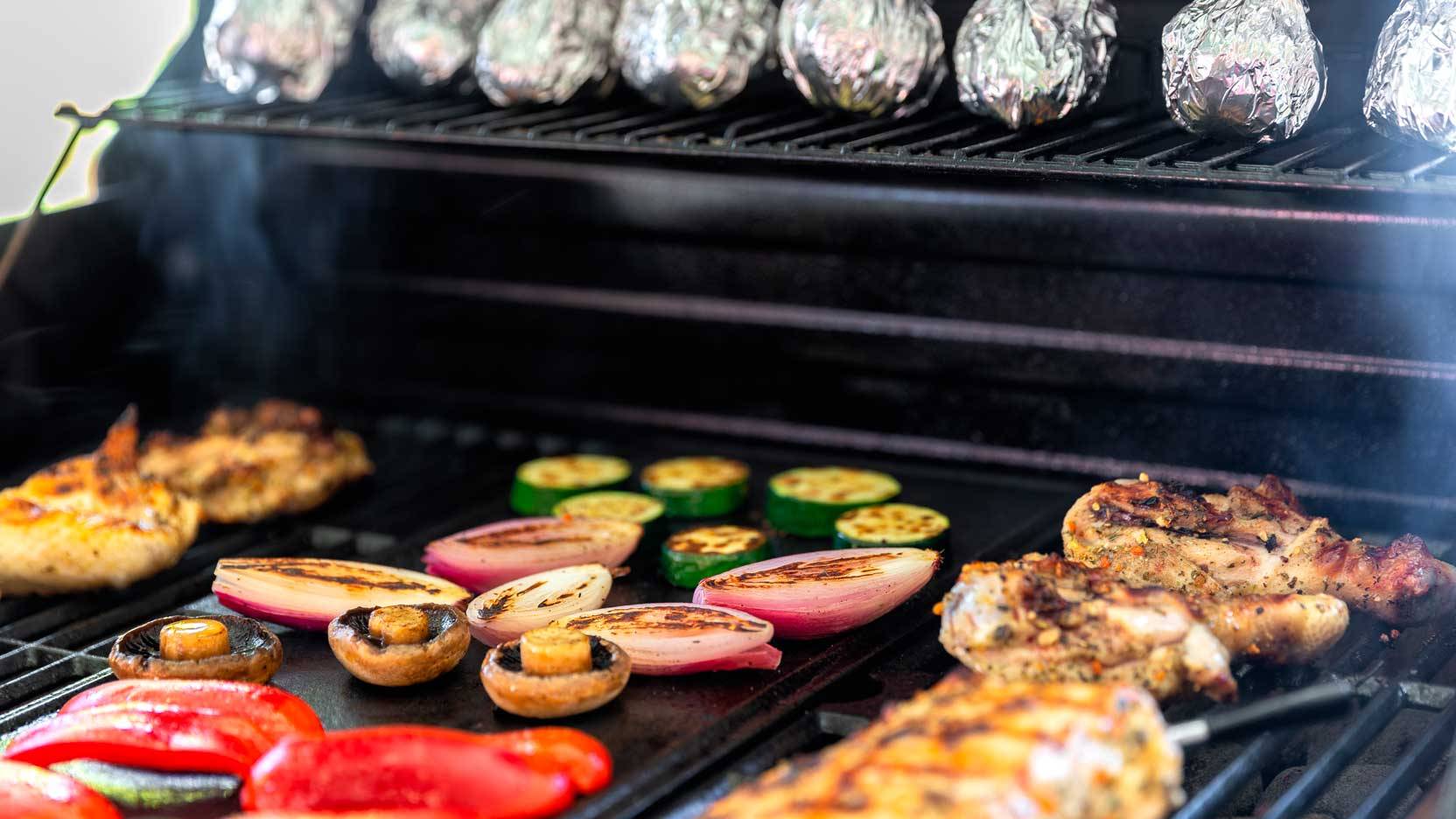 Billede af kylling, og grøntsager på gasgrill