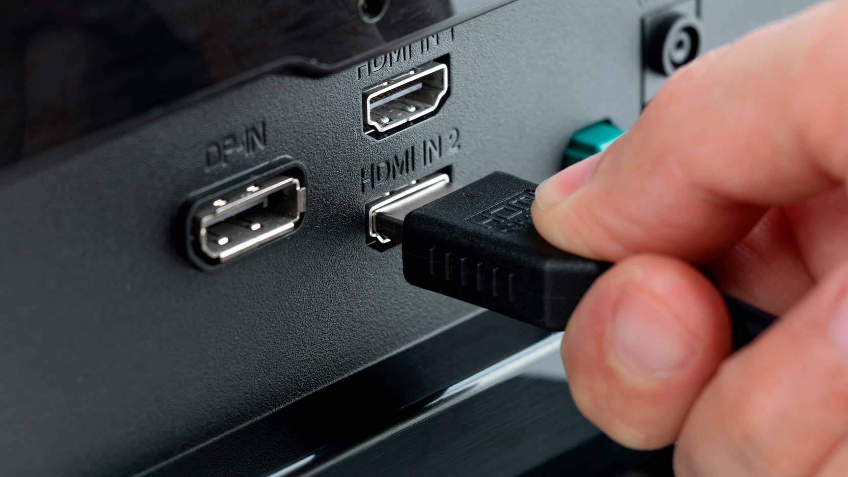 Billede af HDMI kabel, der sluttes til TV'et