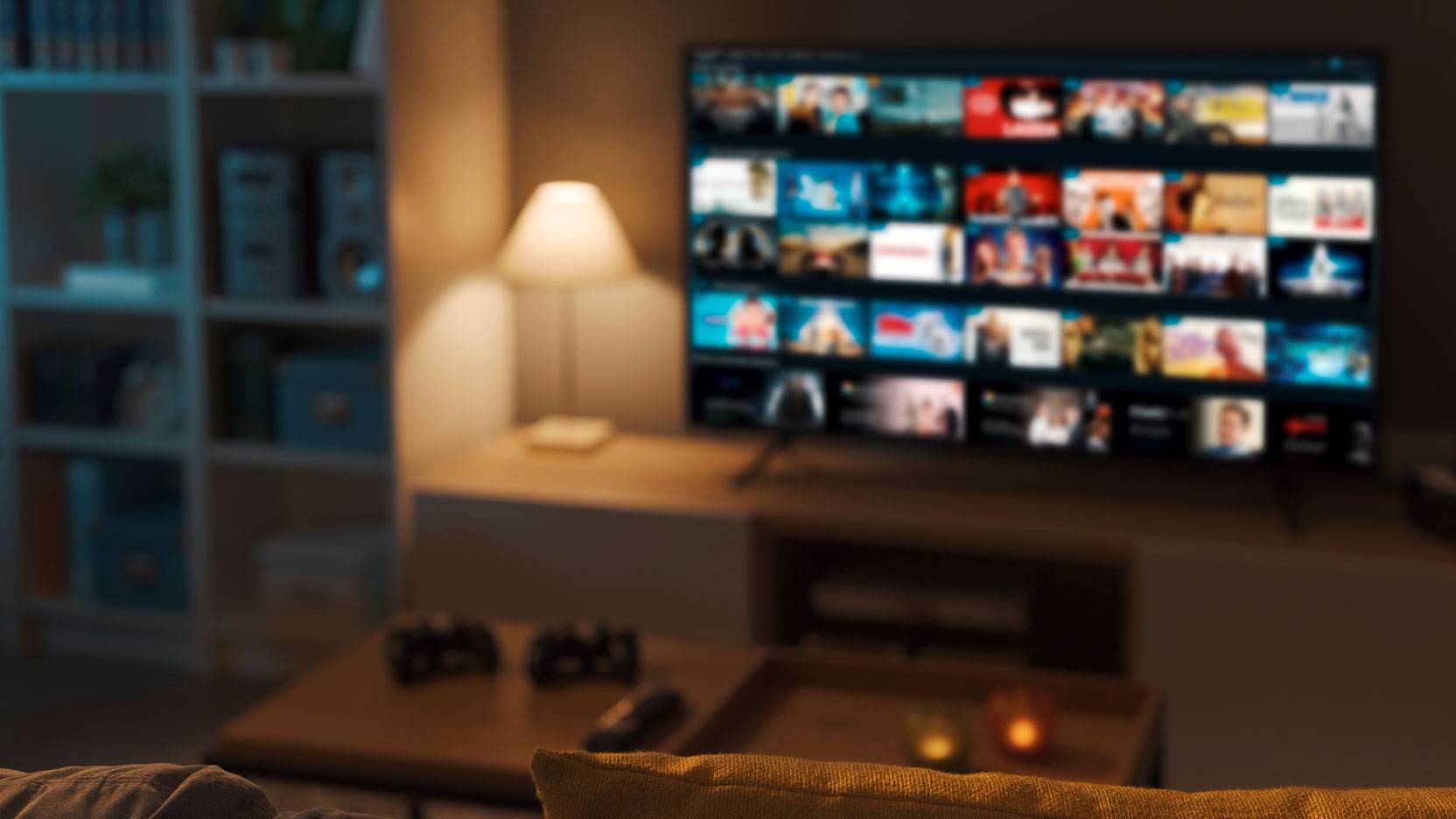 Billede af stue med TV tændt og en masse åbne muligheder for streaming