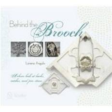 Brooch Behind the Brooch (Inbunden, 2014)