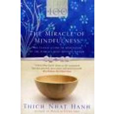 The miracle of mindfulness Miracle of mindfulness - the classic guide to meditation by the worlds most (Häftad, 2008)
