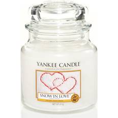 Yankee Candle Snow In Love Medium Scented Candle 411g