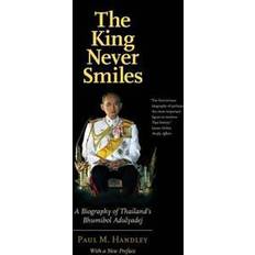 Never king bog The King Never Smiles: A Biography of Thailand's Bhumibol Adulyadej (Hæftet, 2017)