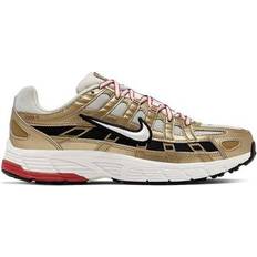 Nike P-6000 Icon Clash W - Light Bone/Metallic Gold/University Red/Summit White