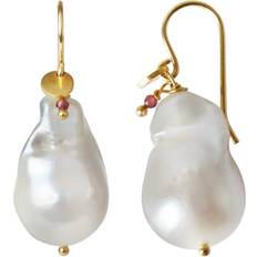 Baroque ørering stine a Stine A Baroque Earring - Gold/Pearl/Garnet