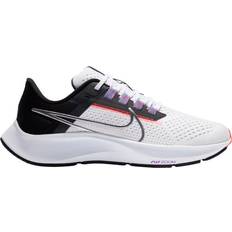 Kengät Nike Air Zoom Pegasus 38 W - White/Black/Flash Crimson/Metallic Silver