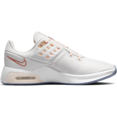 Femme - Nike Air Max Chaussures de Gymnastique et d'Entraînement Nike Air Max Bella TR 4 W - Summit White/Orange Pearl/Crimson Tint/Crimson Bliss