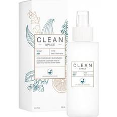 Hvite Lysestaker, Lys & Lukt Clean Space Rain Linen & Room Spray Duftlys 142g