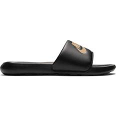 Herren - Textil Slides Nike Victori One - Black/Metallic Gold