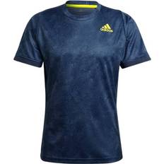 Blå - Tennis T-skjorter adidas Tennis Freelift Printed Primeblue T-shirt Men - Crew Navy/Acid Yellow/Crew Blue