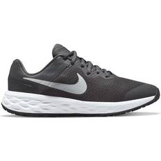 24½ Sportssko NIKE Revolution 6 GS - Iron Gray/White/Smoke Gray