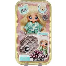 MGA Na Na Na Surprise 2-in-1 Pom Doll Glam Series 1 Victoria Grand modedocka och metallisk väska